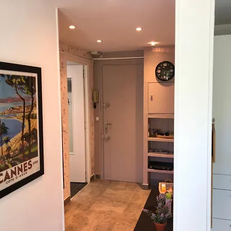 Only 60m To The Beach, 2 Bedroom Cozy Apartment, 80m2 Big Garden, Very Cannes
